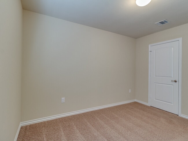 Building Photo - 4 Bedrooms/2 Baths in Falling Springs Addition - Deer Creek Schools - Community Pool