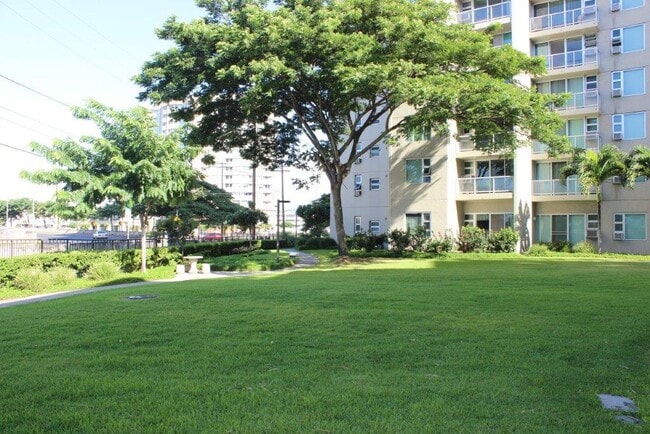 Building Photo - 215 N King St