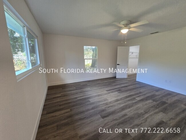 Building Photo - 541 SE Penn Ave