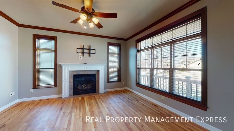 Building Photo - Beautiful 4 Bed 3.5 Bath House with 3-stall attached garage and fenced backyard on West side