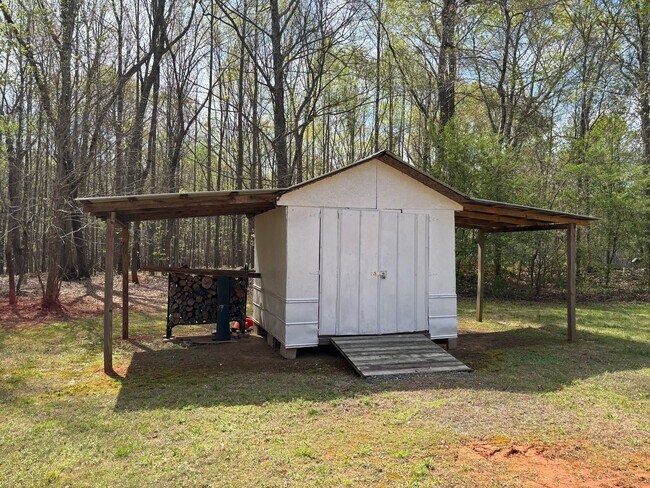 Building Photo - 3 BED, 1 BATH BRICK HOME