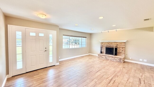 Building Photo - Lovely Single Story Home, Great Neighborhood, Amazing Yard Space, Close distance to Downtown Fall...