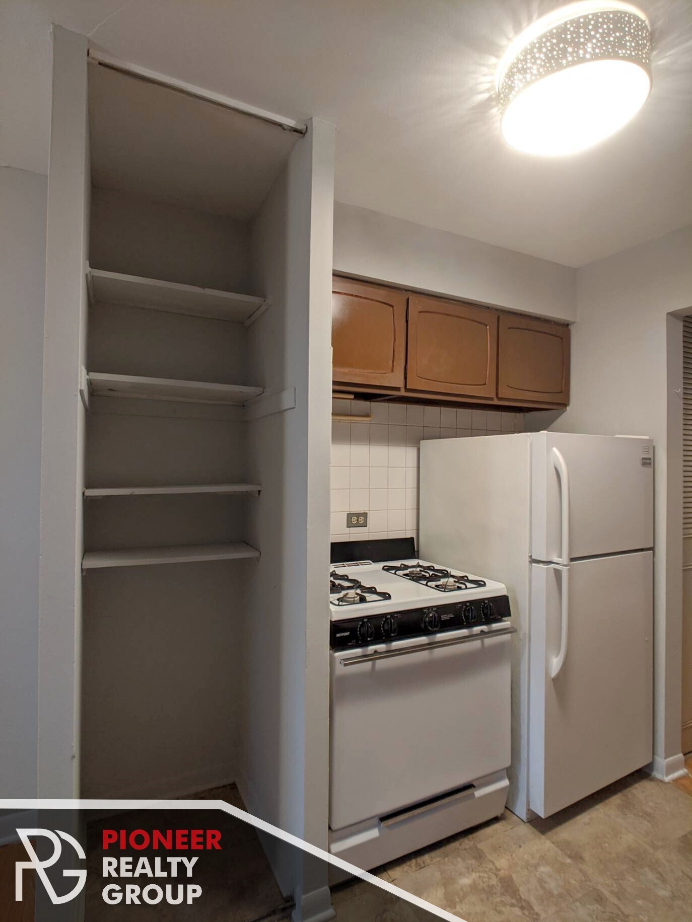 Building Photo - 510 W Briar Pl