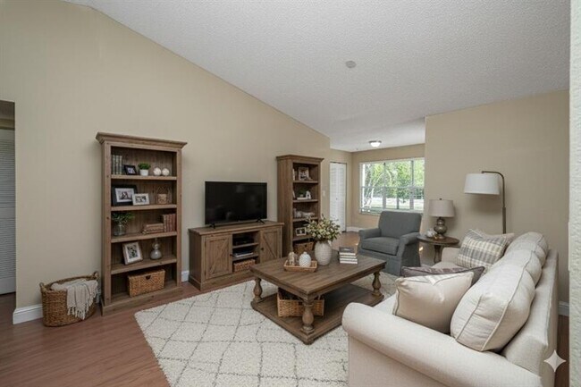 Building Photo - 731 Vista Isles Dr