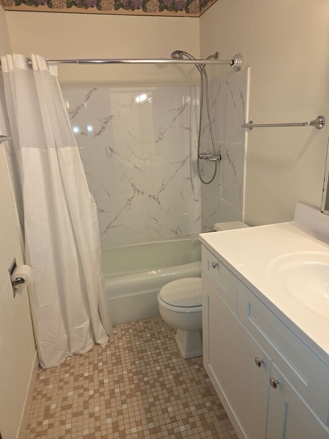 Building Photo - Spacious Townhome!