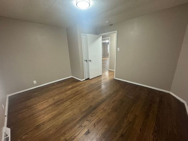 Building Photo - 4 Bed/2 Bath Ranch