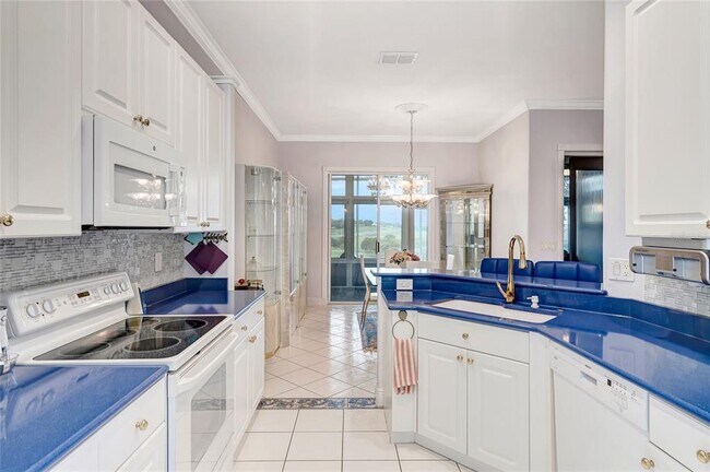 Building Photo - 2500 Castle Pines St