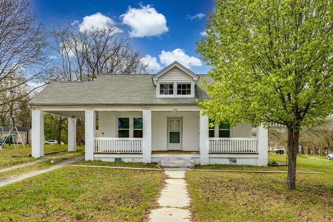 Primary Photo - 2 Bedroom 1.5 bath All Brick Ranch in Rock...