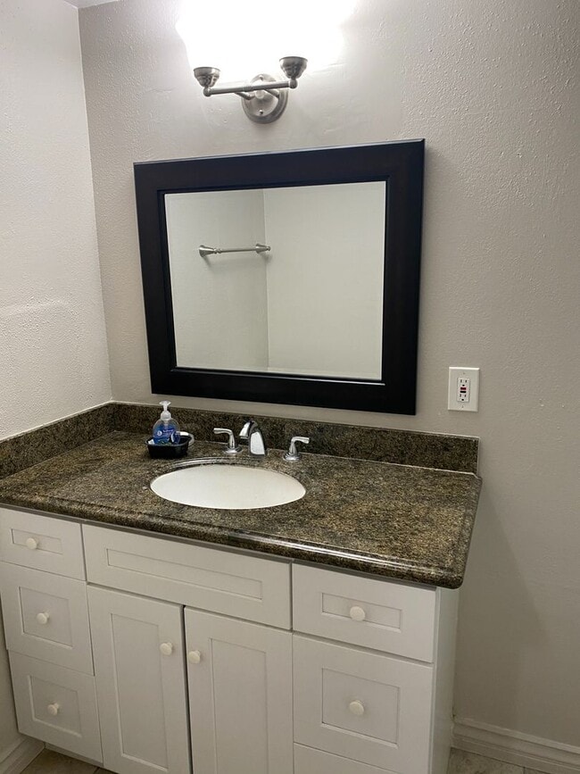Building Photo - Single Story 4 bed, 2 bath home in central Simi Valley