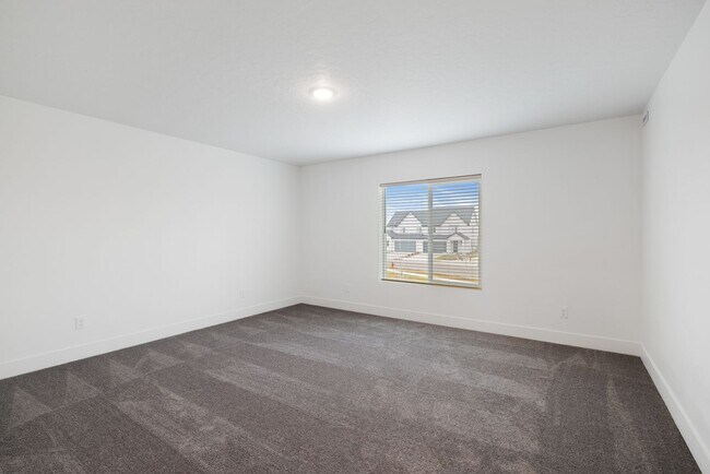 Building Photo - Move-In Ready Elegance - 4 Bedrooms! Pet Fridley!