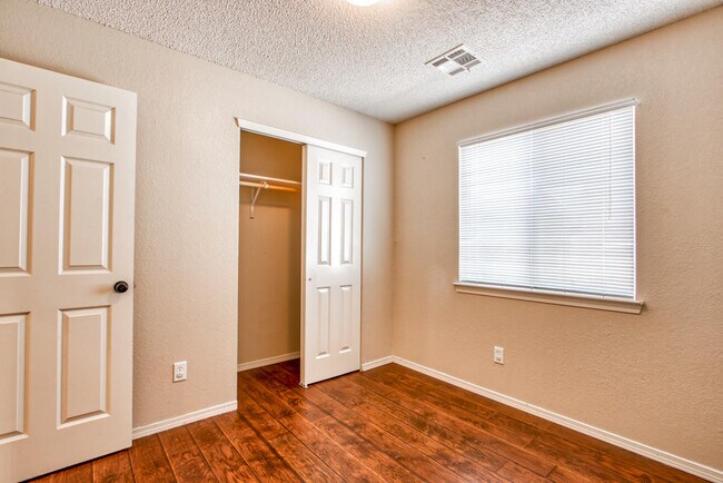 Building Photo - 1819 Shreya St