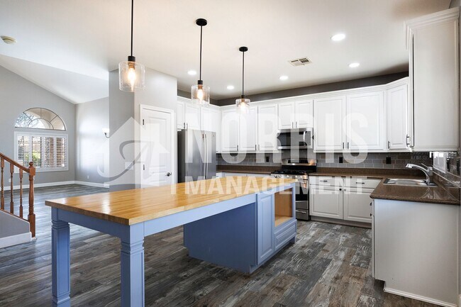 Building Photo - Beautiful Two-Story Home Located in Missio...