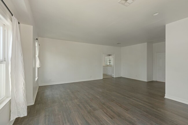 Building Photo - Elegant 5-Bedroom Estate with Pool in Prime Woodland Hills