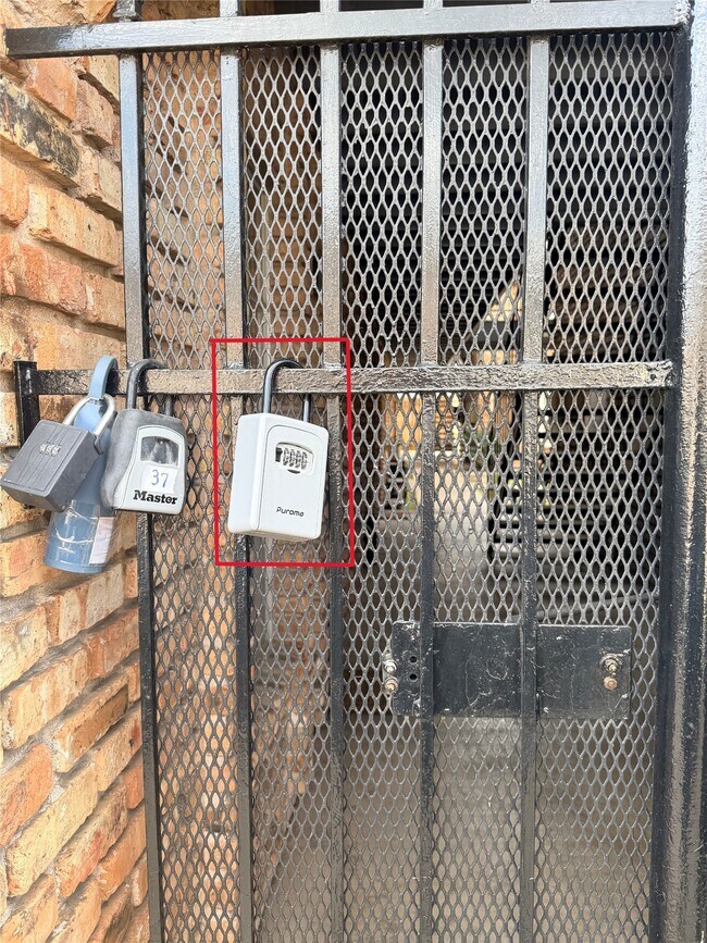 Building Photo - 6401 Skyline Dr