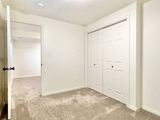 Building Photo - Lovely Sandy Home in Well Kept Neighborhood!