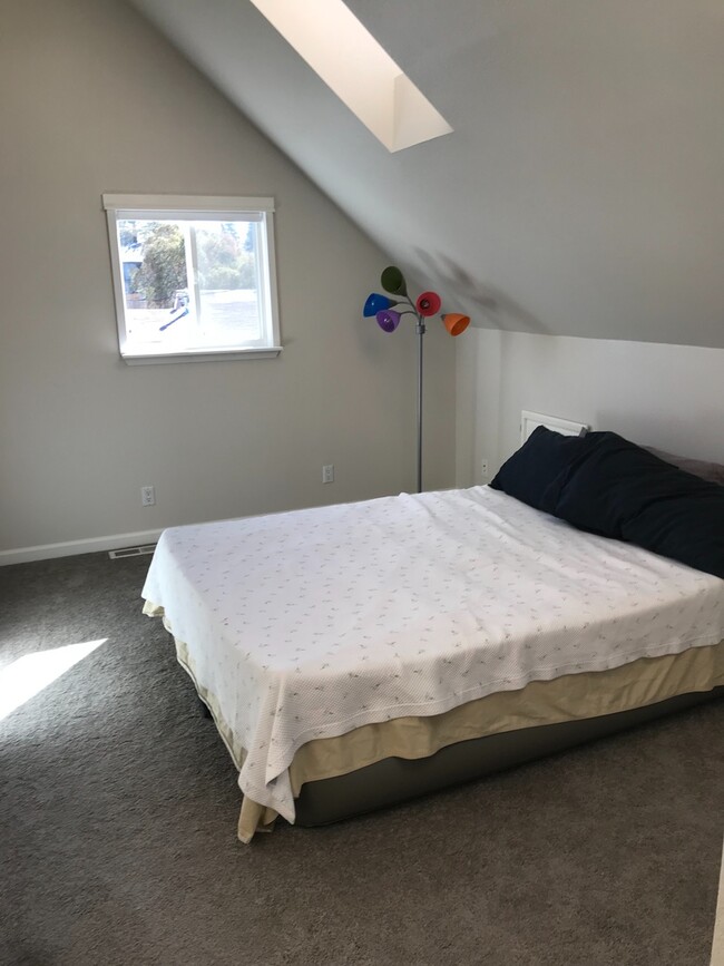 Building Photo - Upper unit in SW Bend Close to Old Mill an...