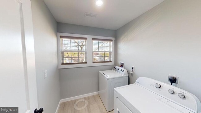 Building Photo - 440 W Gravel Ln