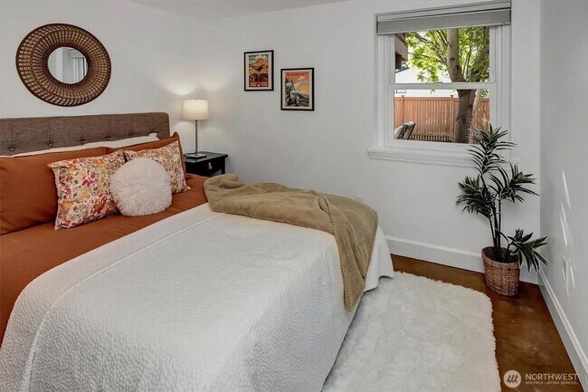 Building Photo - Alaska Junction - 3 bedroom and 2 1/2 bath...