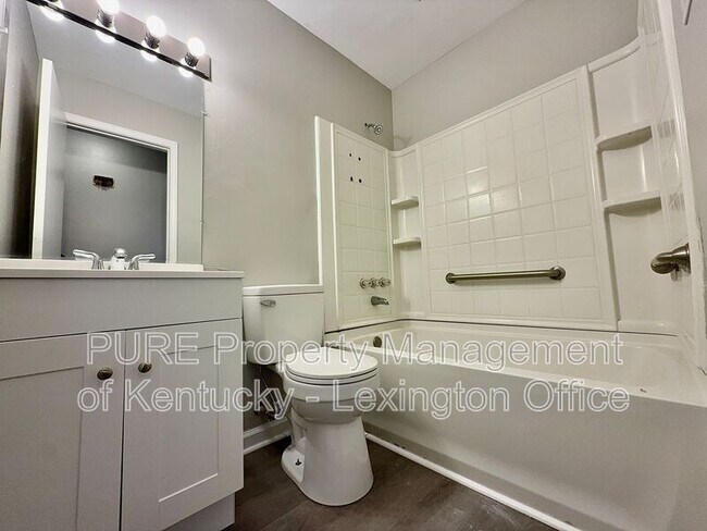 Building Photo - 2408 Shandon Dr