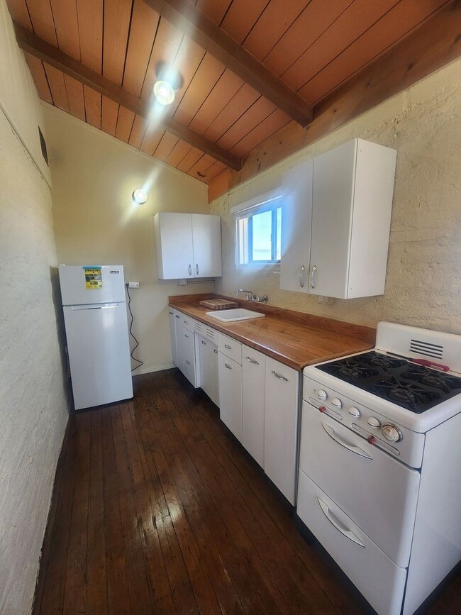 Building Photo - Charming One Bedroom Cottage COMING THIS A...