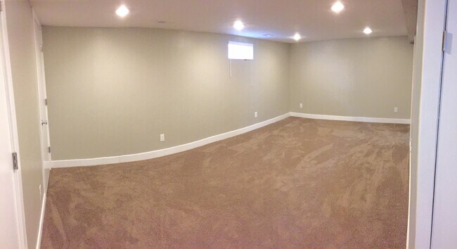 Building Photo - 664 E Ramona Ave