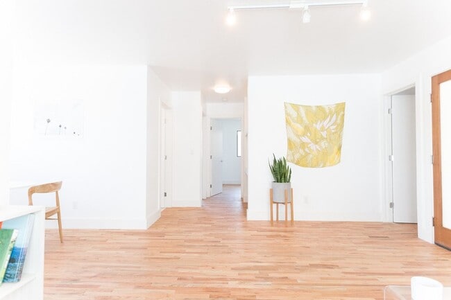 Building Photo - 252 S Ave 18