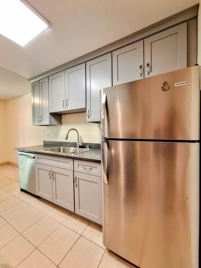 Building Photo - Beautifully Remodeled Second Floor Condo A...
