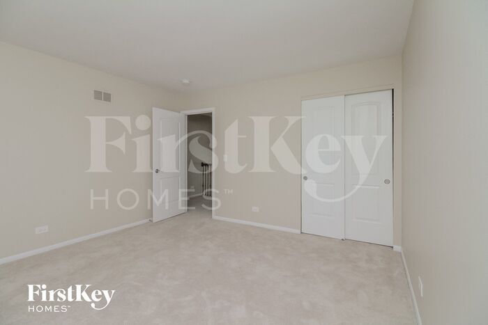Building Photo - 6S124 Lakewood Dr
