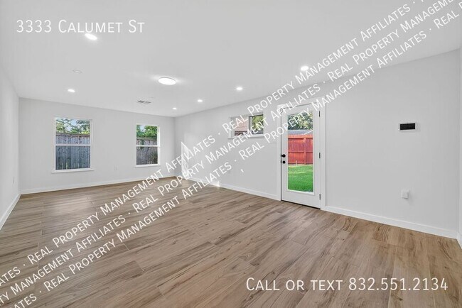 Building Photo - 3333 Calumet St