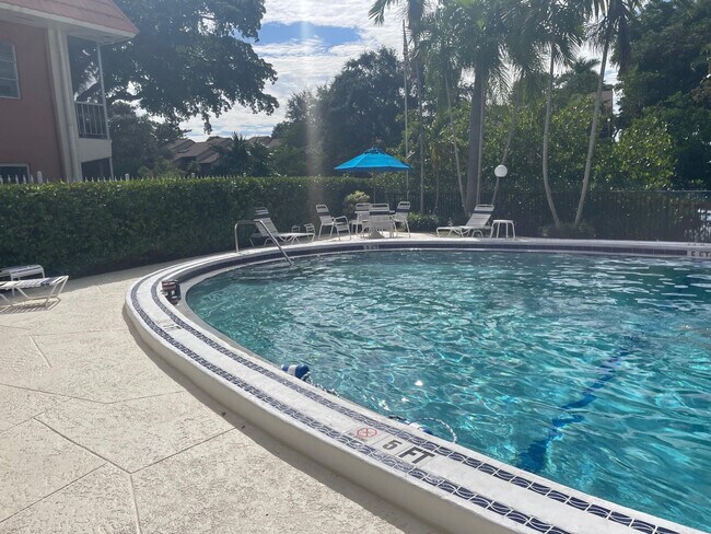 Building Photo - 140 NE 19th Ct