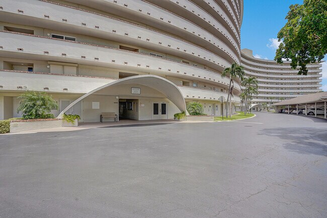 Building Photo - 1523 E Hillsboro Blvd
