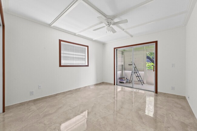 Building Photo - 551 Normandy L