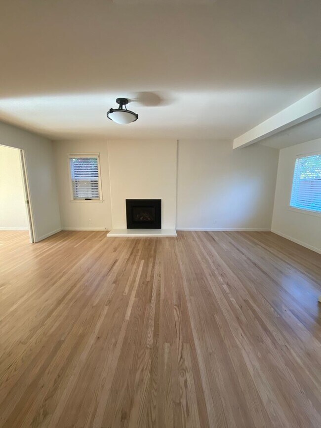 Building Photo - Bright & Cheery 2 Bedroom Home