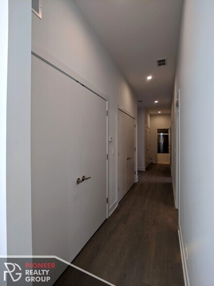 Building Photo - 2120 W Belmont Ave