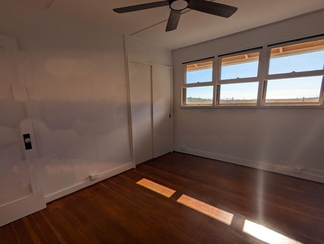 Building Photo - Ocean view upstairs 3 bed 2 bath 2 parking duplex near Likelike Hwy