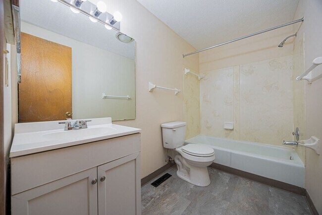Building Photo - 3399 Beachworth Dr