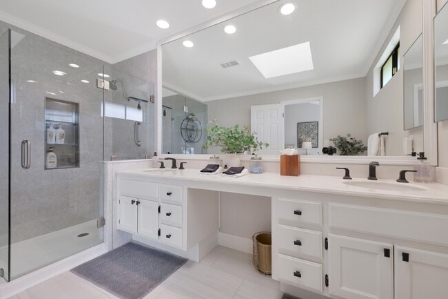 Building Photo - 236 Castellana S