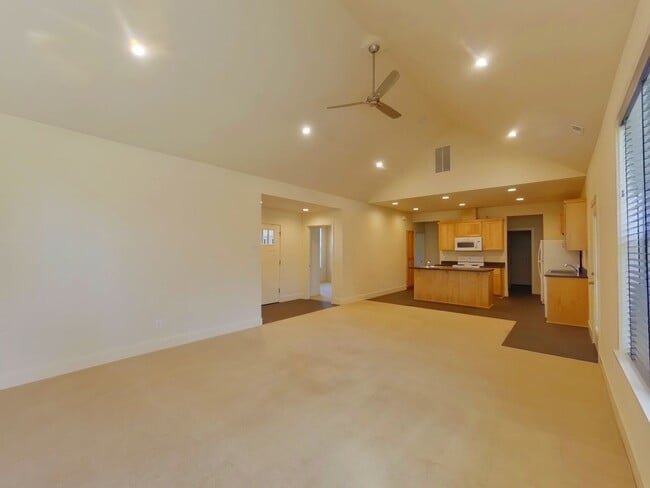 Building Photo - Newer Duplex Near Autzen Stadium - 3Bed/2B...