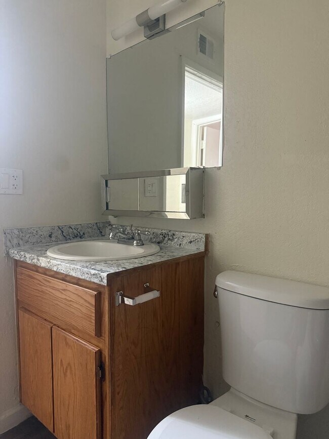 Building Photo - 1/2 off move in special! Large 2 bedroom i...