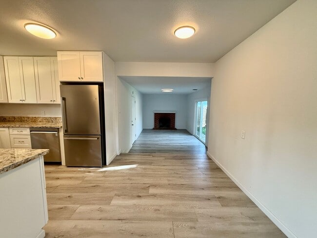 Building Photo - 1725 Albion Pl