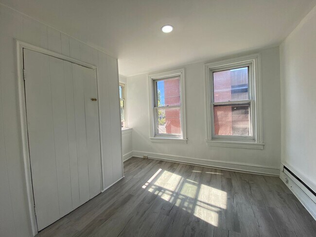 Building Photo - 725 Washington St