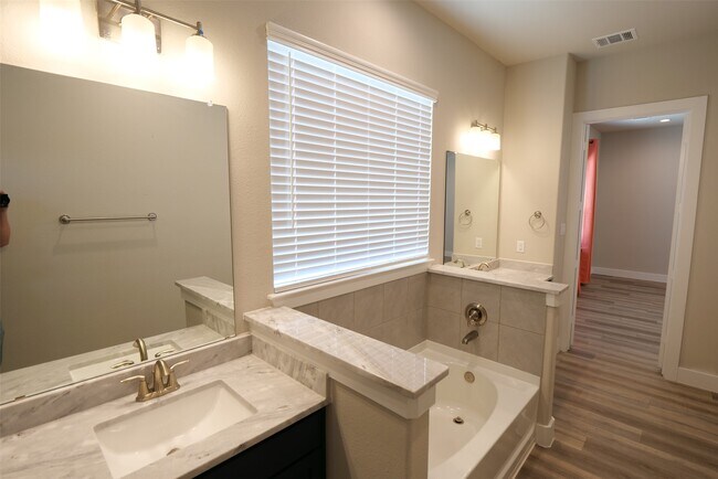 Building Photo - 9004 Lonestar Creekbend Ln