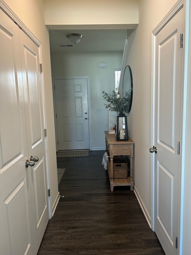Building Photo - Beautiful 3/2.5 Home for Rent in Greenville!