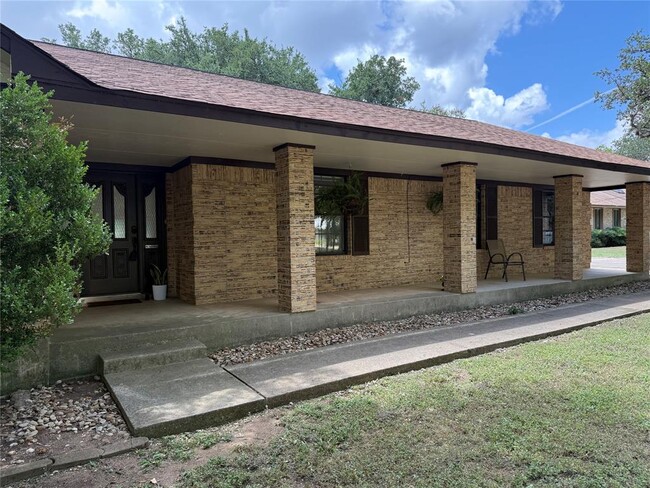 Building Photo - 331 Live Oak Dr