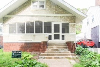 Building Photo - 3 Bedroom 2 Bathroom Family Home