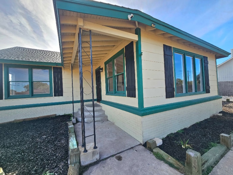 Building Photo - 513 Oakdale Dr