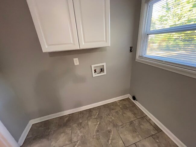 Building Photo - 3684 Bedford Ln - Available Now!