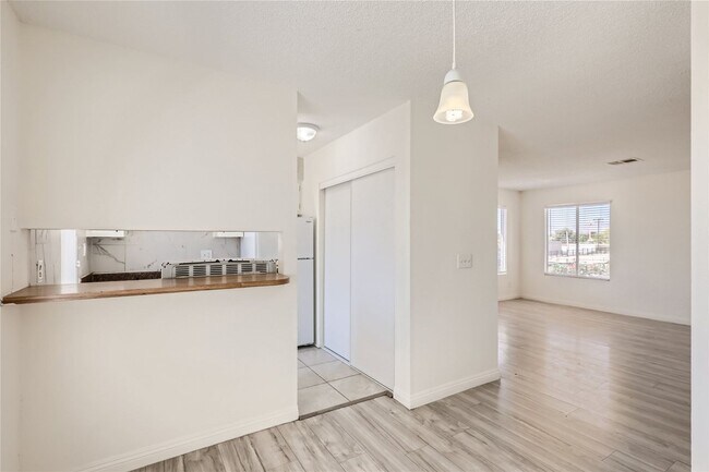 Building Photo - Stunning Recently Updated, 2 Bedroom Unit!