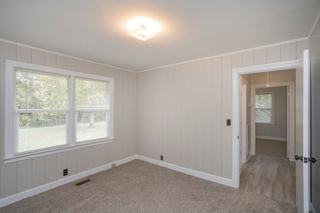 Building Photo - 208 Hillcrest Dr