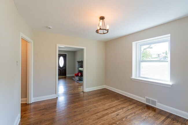 Building Photo - Rare 4 bed Gem in Marple Newtown